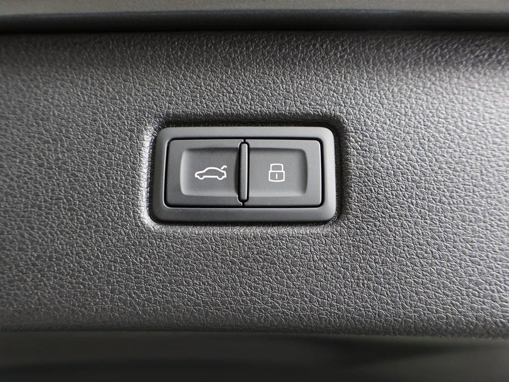new 2025 Audi Q7 car, priced at $76,335
