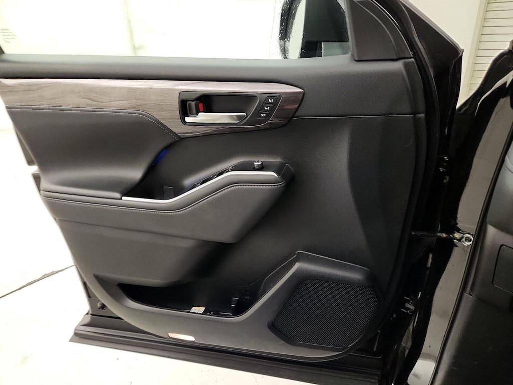 used 2022 Toyota Highlander car, priced at $46,998