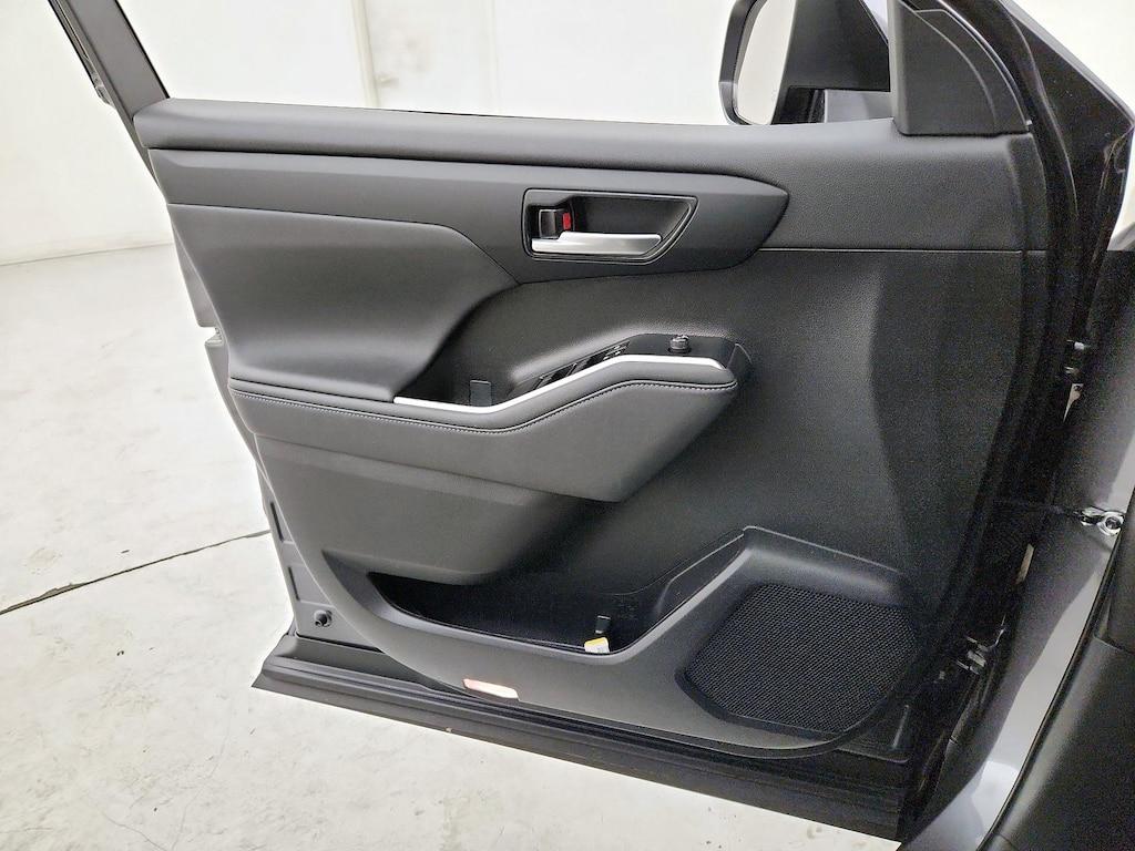 used 2023 Toyota Highlander car, priced at $37,998