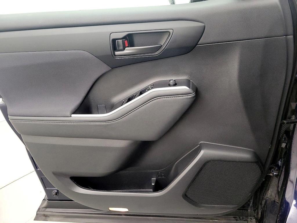 used 2023 Toyota Highlander car, priced at $27,998