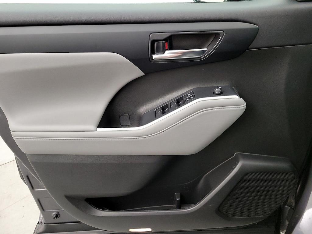 used 2022 Toyota Highlander car, priced at $39,998