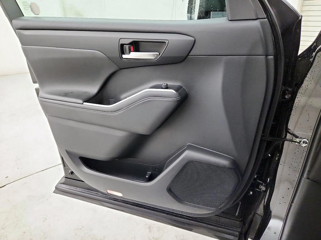 used 2022 Toyota Highlander car, priced at $39,998