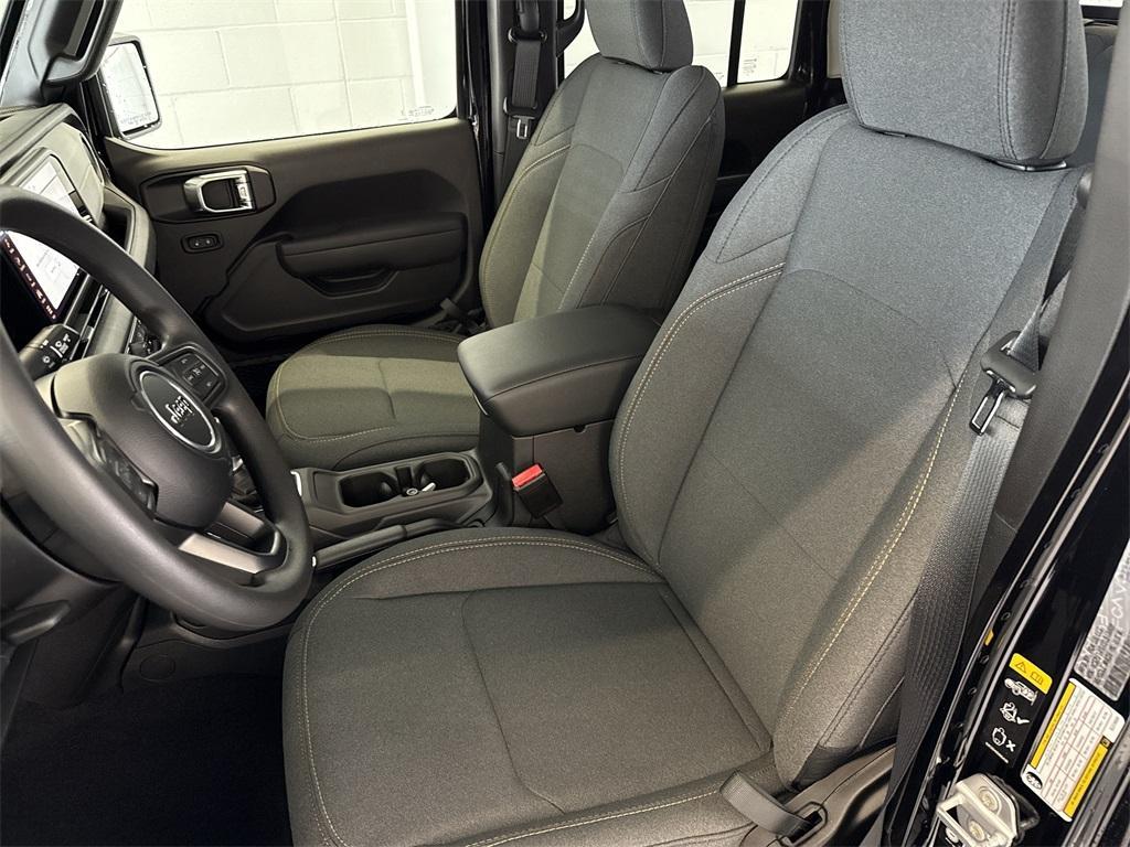 new 2025 Jeep Gladiator car, priced at $41,900
