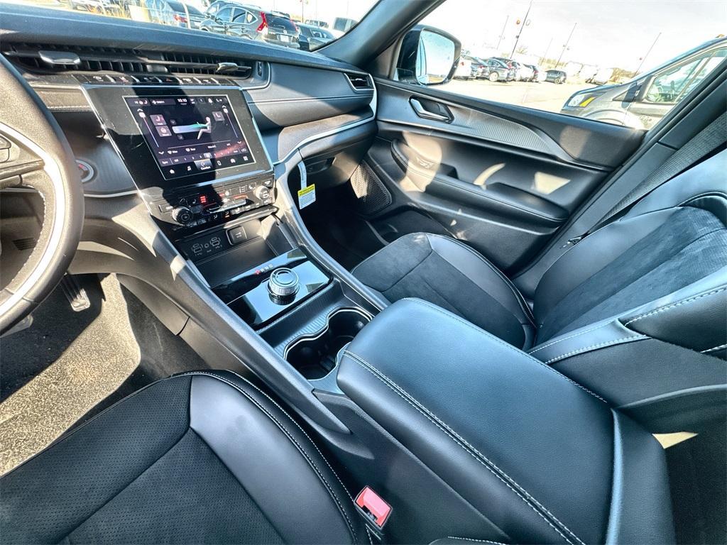 new 2025 Jeep Grand Cherokee car, priced at $41,675