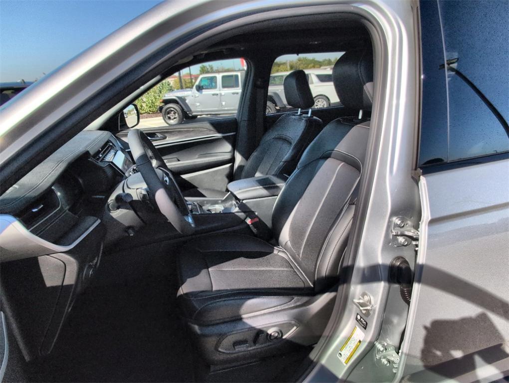 new 2025 Jeep Grand Cherokee car, priced at $43,733