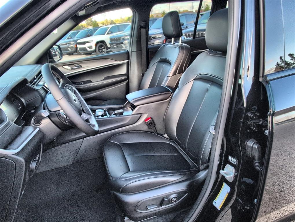 new 2025 Jeep Grand Cherokee car, priced at $46,104