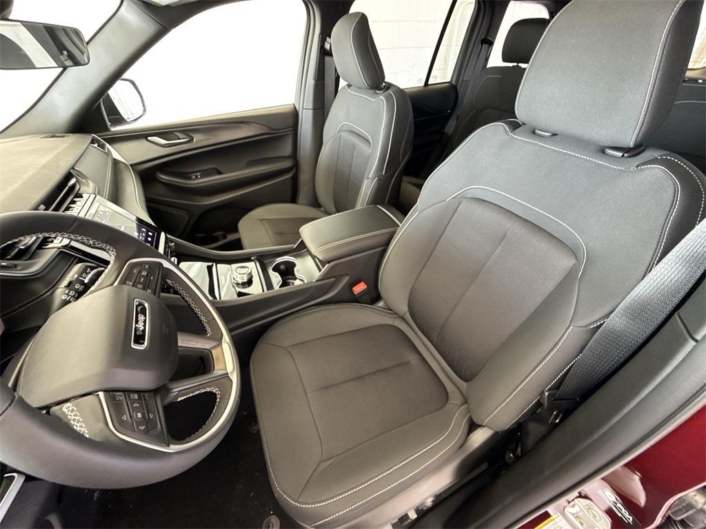 new 2025 Jeep Grand Cherokee car, priced at $37,470