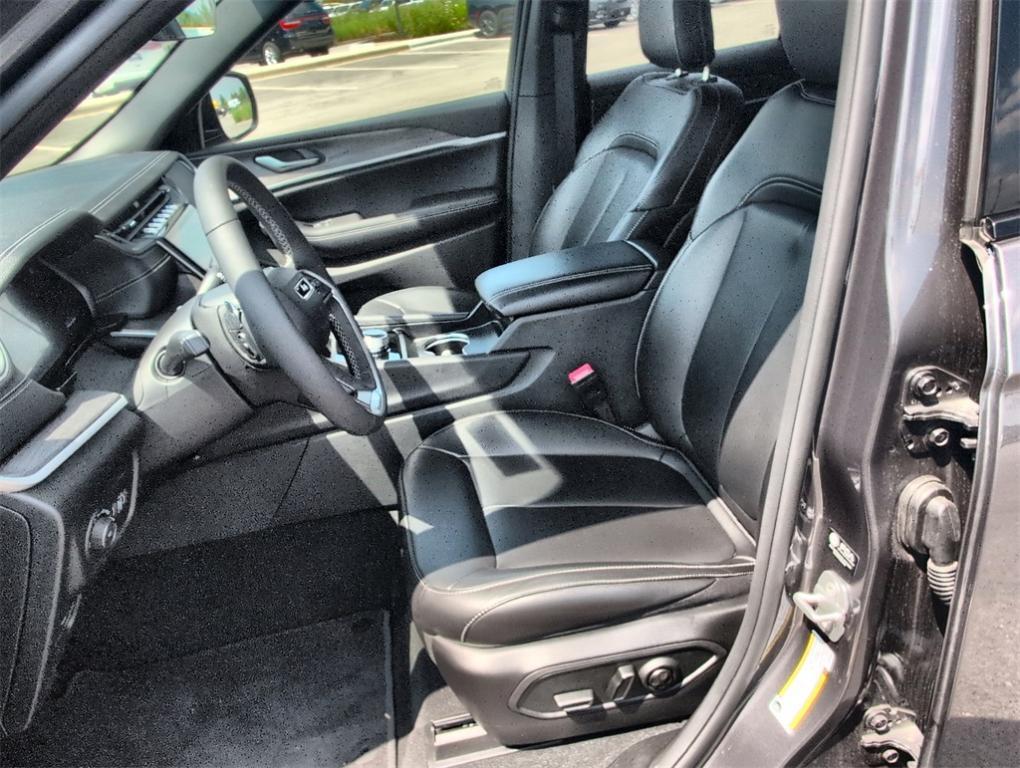 new 2025 Jeep Grand Cherokee car, priced at $43,246