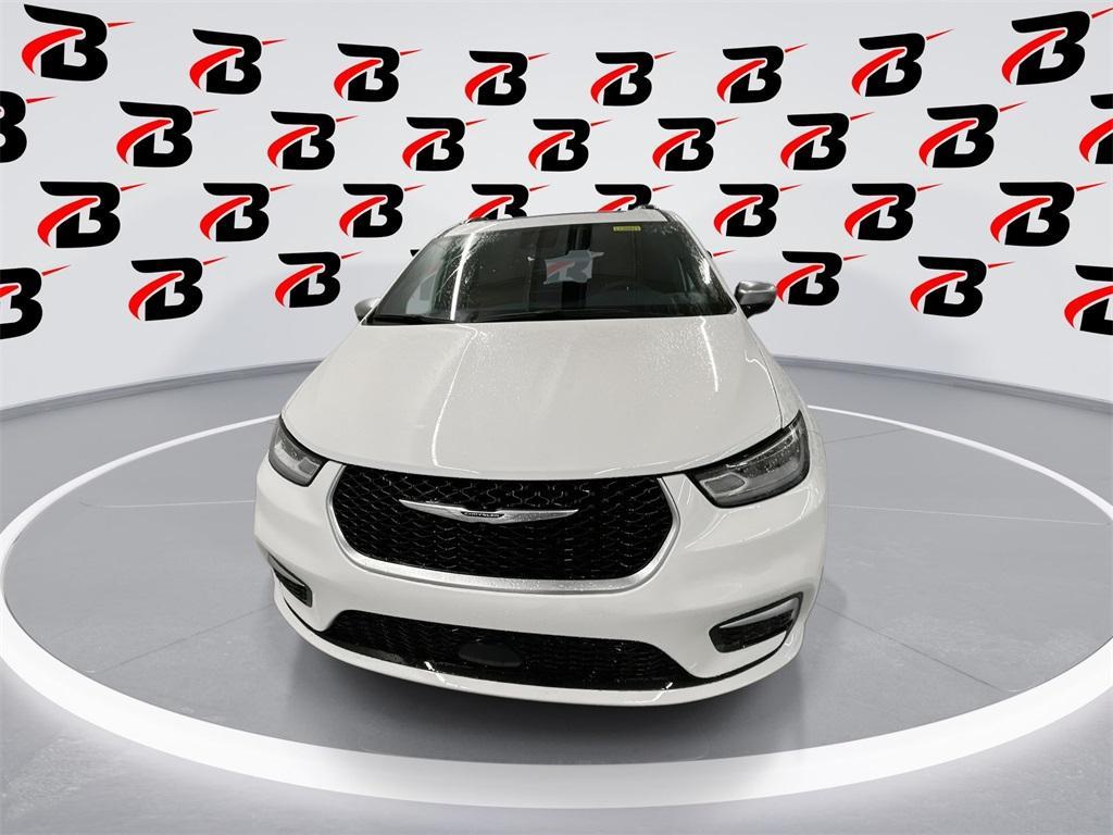 new 2025 Chrysler Pacifica Hybrid car, priced at $48,041