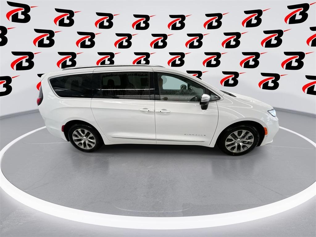new 2025 Chrysler Pacifica Hybrid car, priced at $48,041
