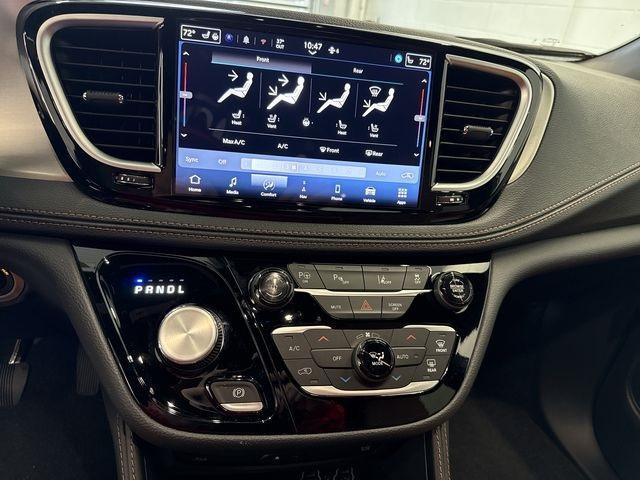 new 2025 Chrysler Pacifica Hybrid car, priced at $52,663