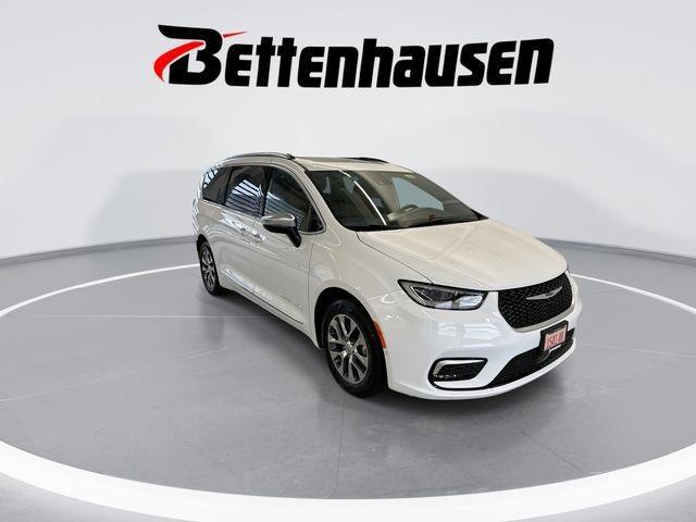 new 2025 Chrysler Pacifica Hybrid car, priced at $52,663