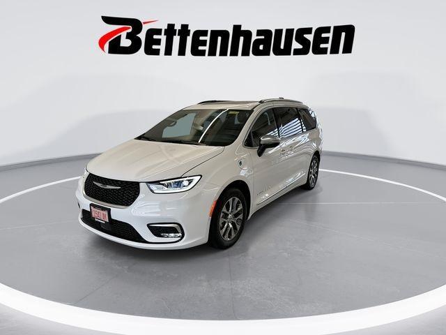 new 2025 Chrysler Pacifica Hybrid car, priced at $52,663
