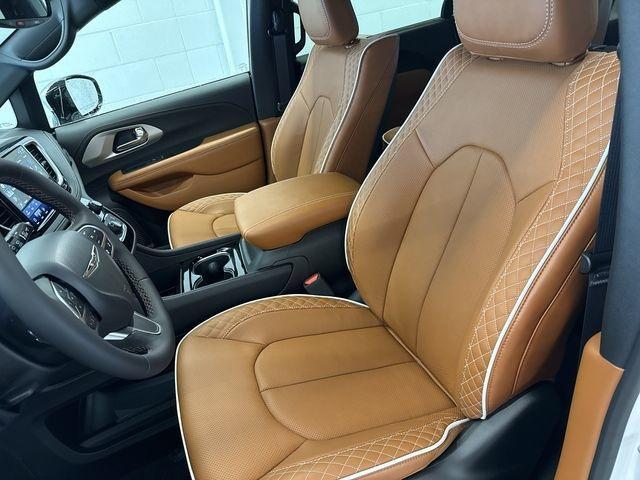 new 2025 Chrysler Pacifica Hybrid car, priced at $52,663