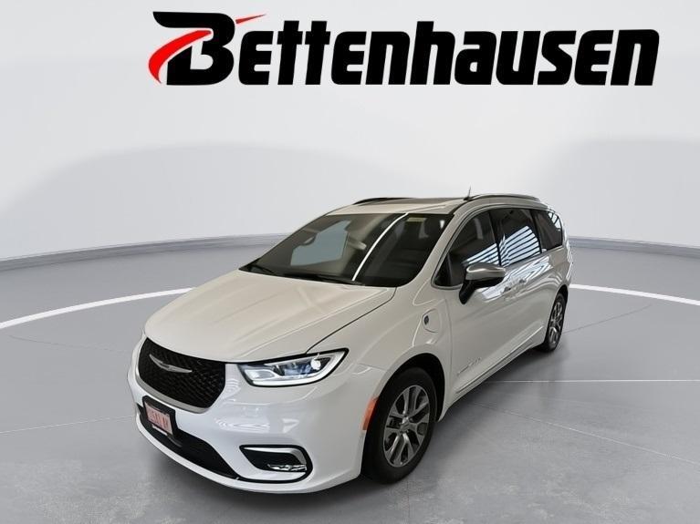 new 2025 Chrysler Pacifica Hybrid car, priced at $52,663