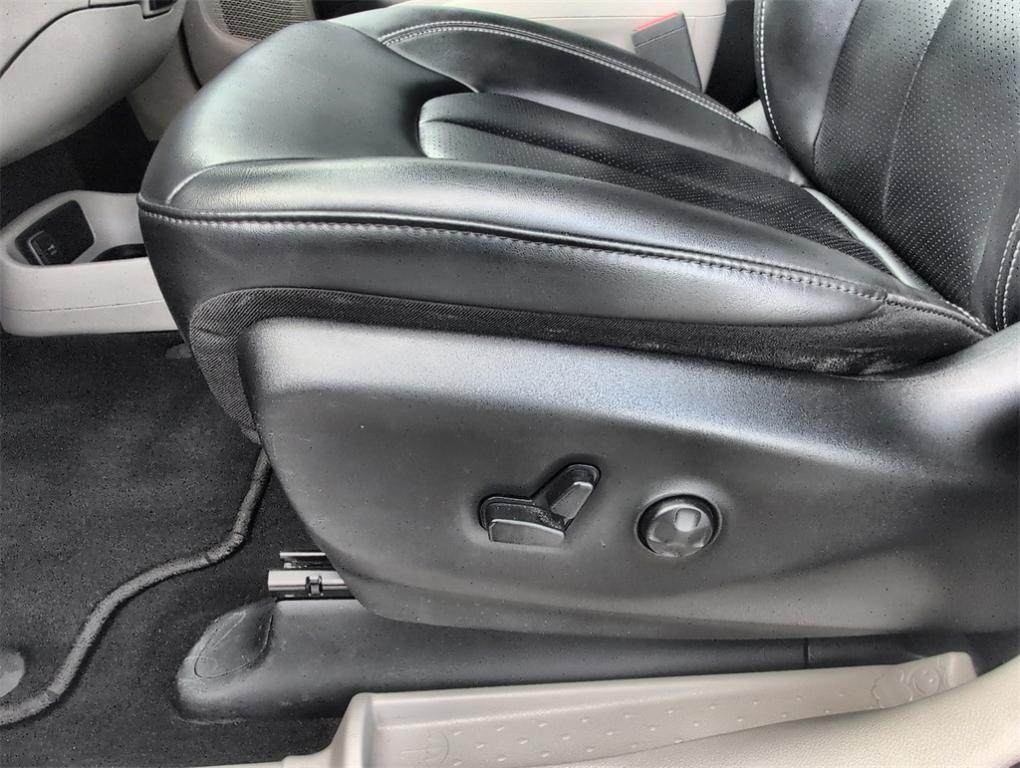 used 2023 Chrysler Pacifica car, priced at $29,250