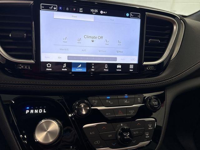 new 2025 Chrysler Pacifica Hybrid car, priced at $45,909