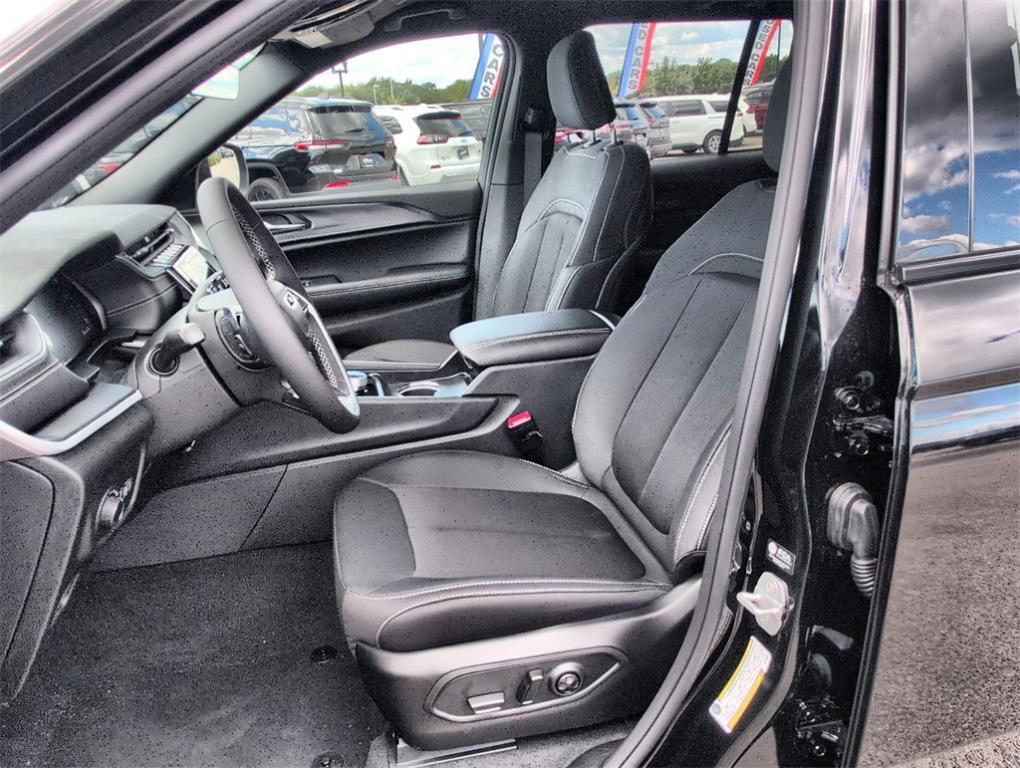 new 2025 Jeep Grand Cherokee car, priced at $35,840