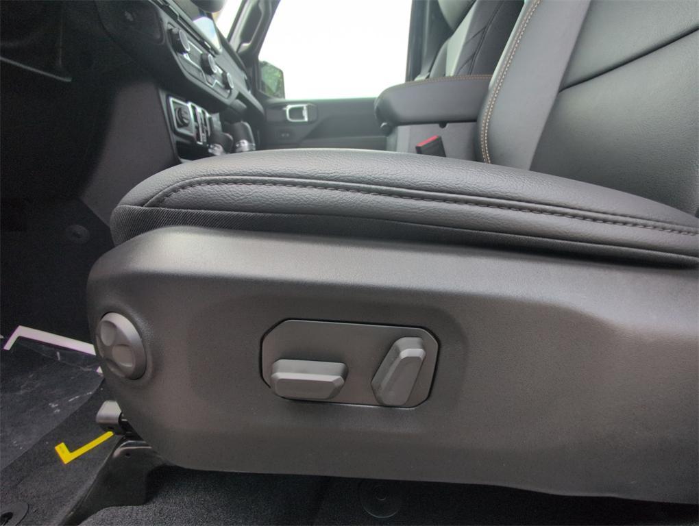 new 2025 Jeep Gladiator car, priced at $43,197