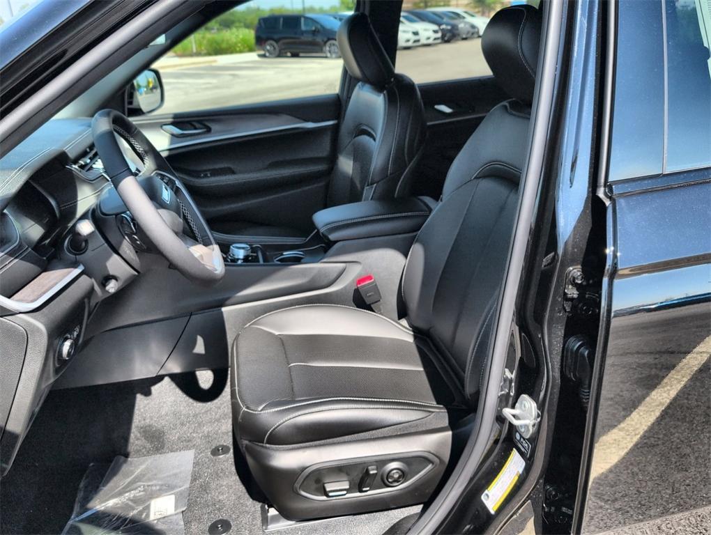 new 2025 Jeep Grand Cherokee car, priced at $48,524
