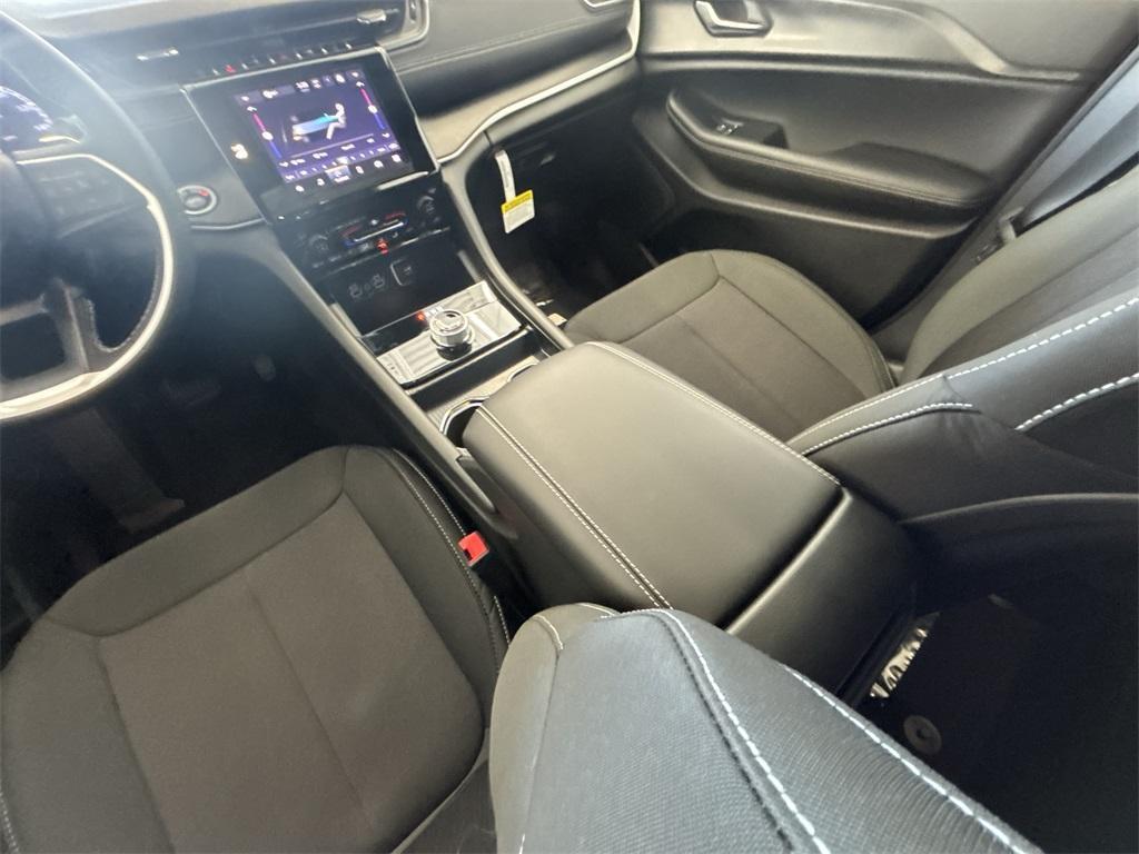 new 2025 Jeep Grand Cherokee car, priced at $37,963
