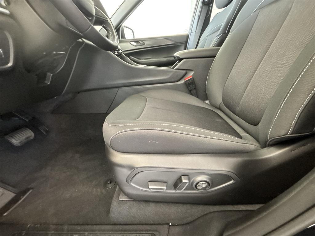 new 2025 Jeep Grand Cherokee car, priced at $37,963