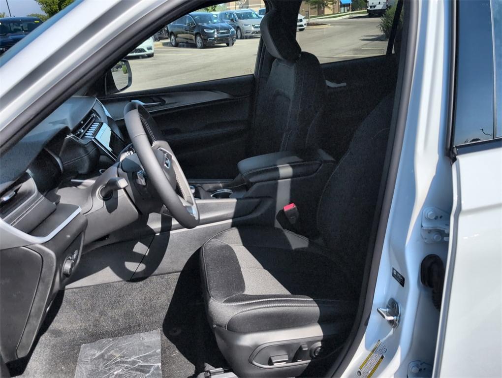 new 2025 Jeep Grand Cherokee car, priced at $35,825