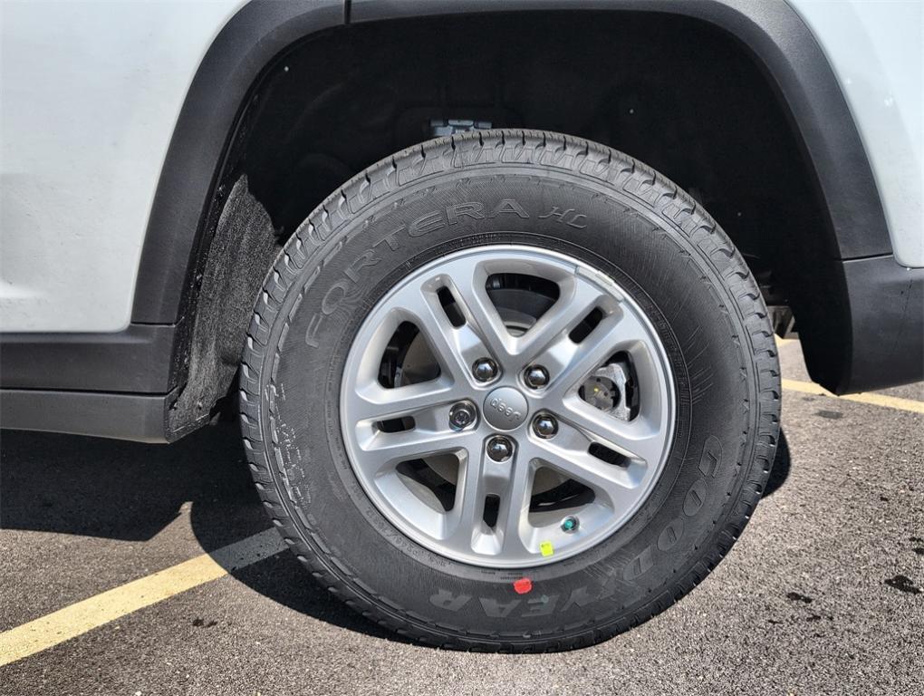 new 2025 Jeep Grand Cherokee car, priced at $35,825