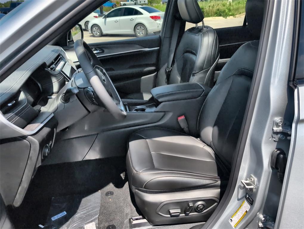 new 2025 Jeep Grand Cherokee car, priced at $44,479