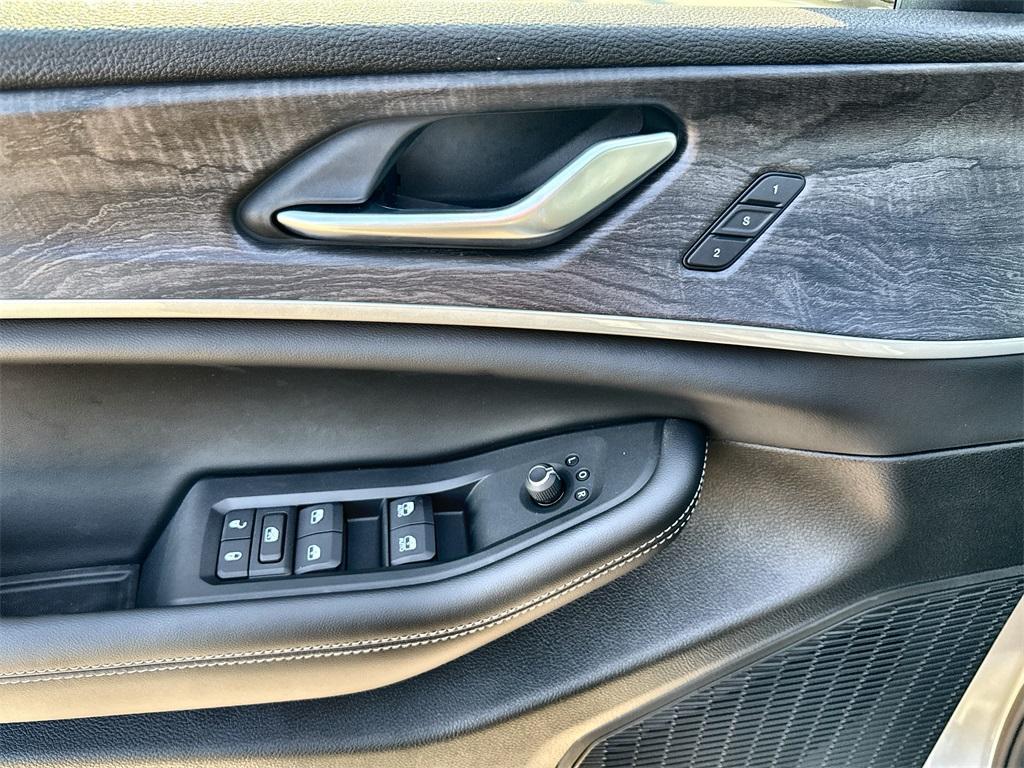 new 2025 Jeep Grand Cherokee car, priced at $44,604