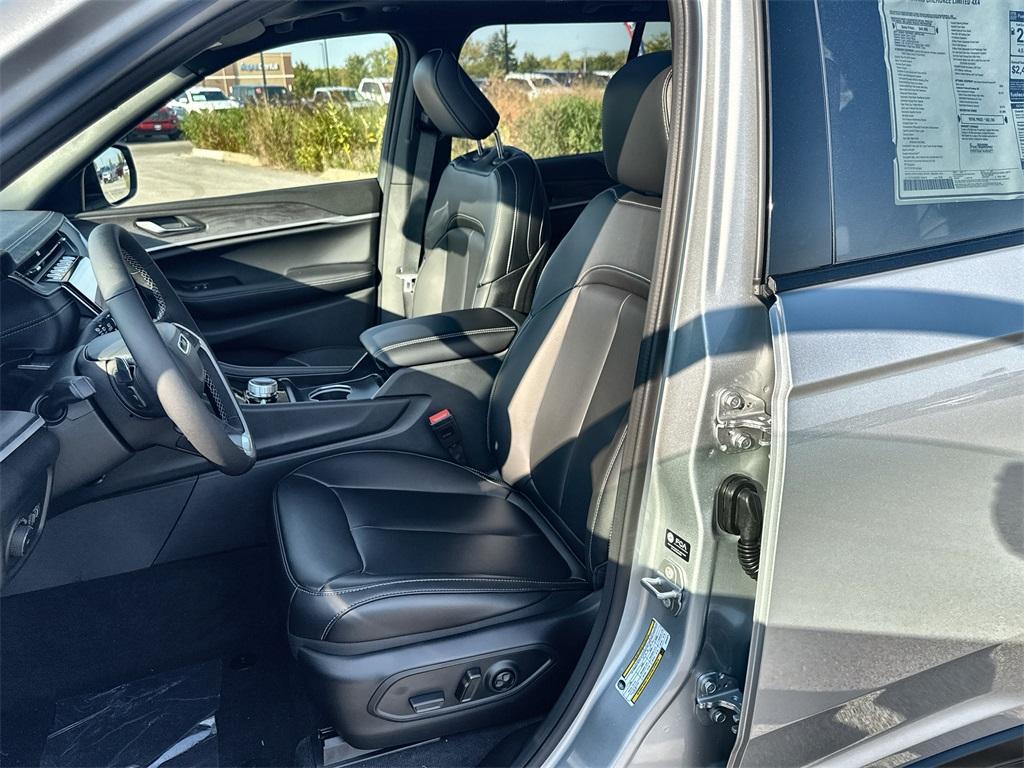 new 2025 Jeep Grand Cherokee car, priced at $44,604