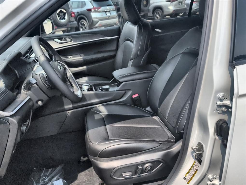 new 2025 Jeep Grand Cherokee car, priced at $45,526