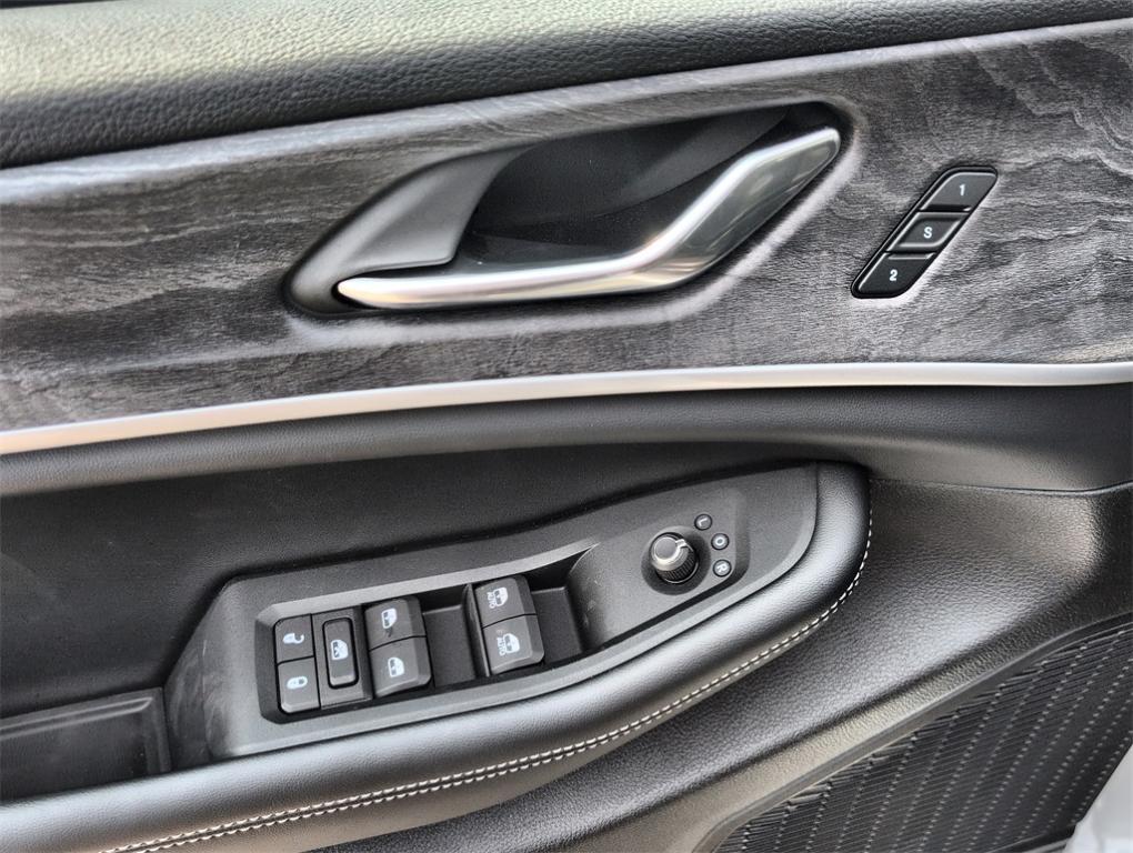 new 2025 Jeep Grand Cherokee car, priced at $45,526