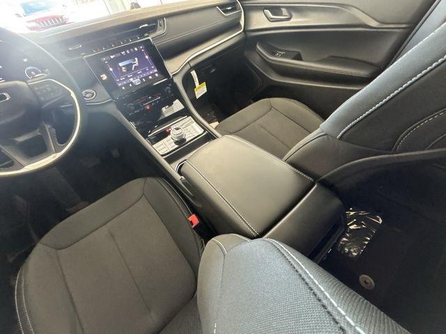 new 2025 Jeep Grand Cherokee car, priced at $35,375