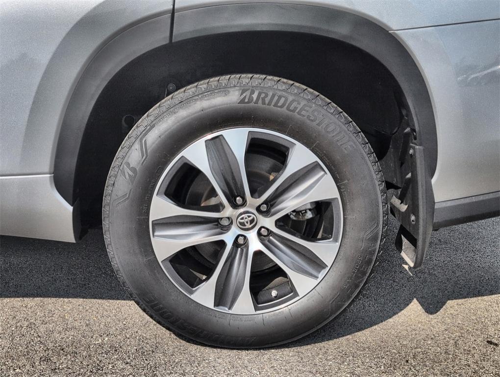 used 2024 Toyota Highlander car, priced at $39,900