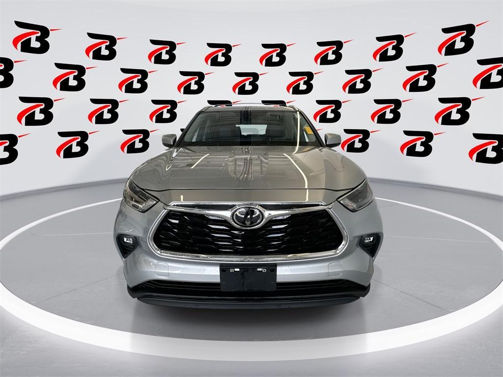 used 2024 Toyota Highlander car, priced at $40,900