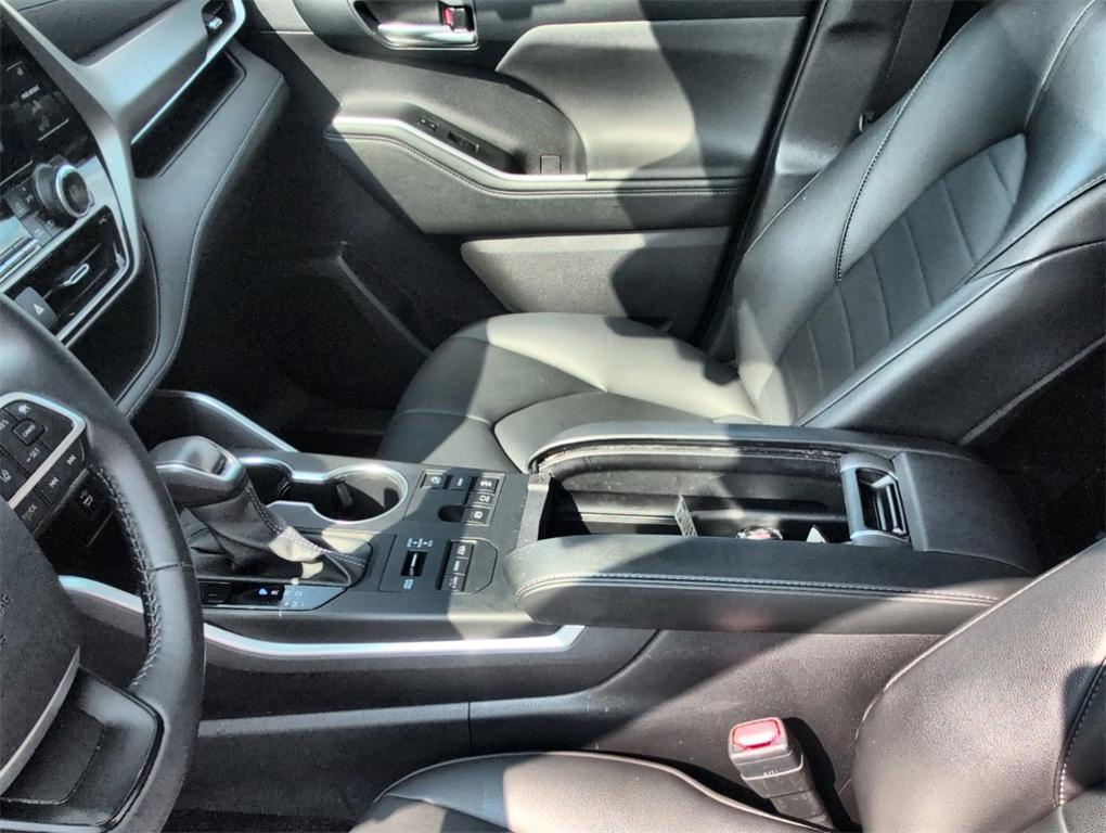 used 2024 Toyota Highlander car, priced at $39,900