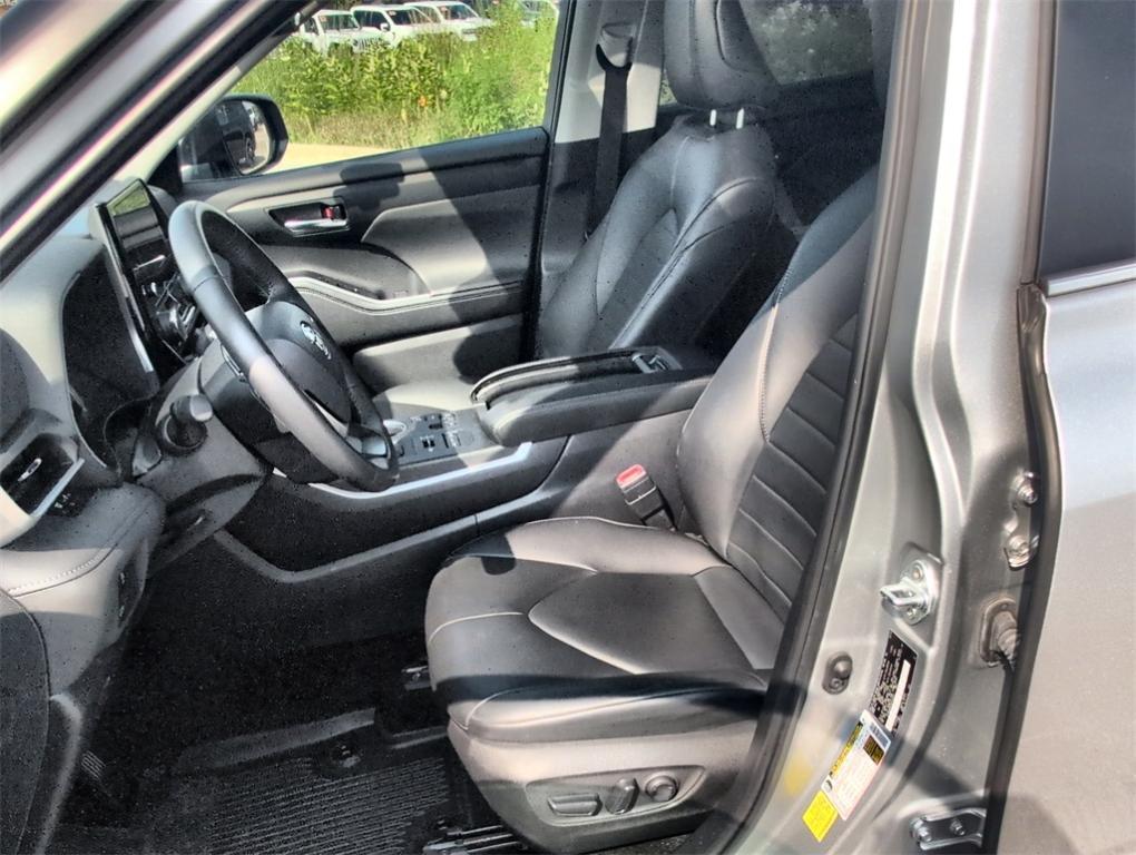 used 2024 Toyota Highlander car, priced at $39,900