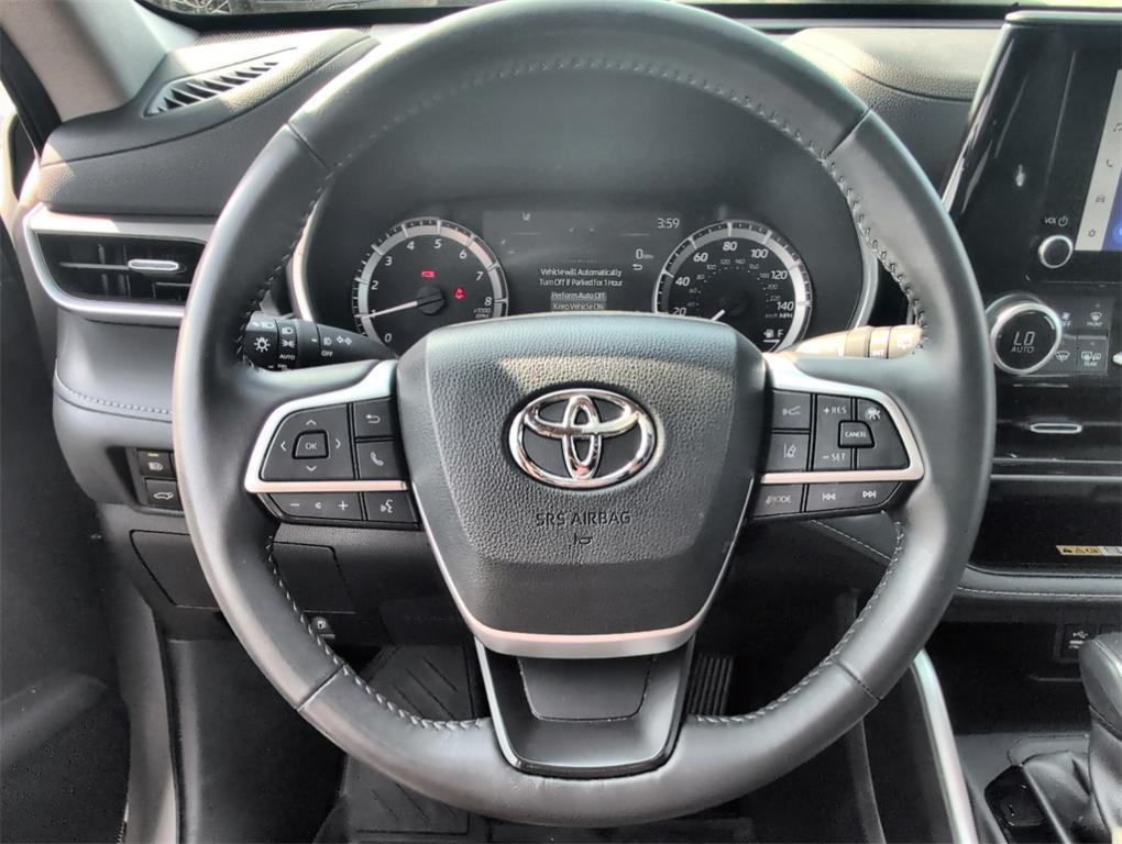 used 2024 Toyota Highlander car, priced at $39,900