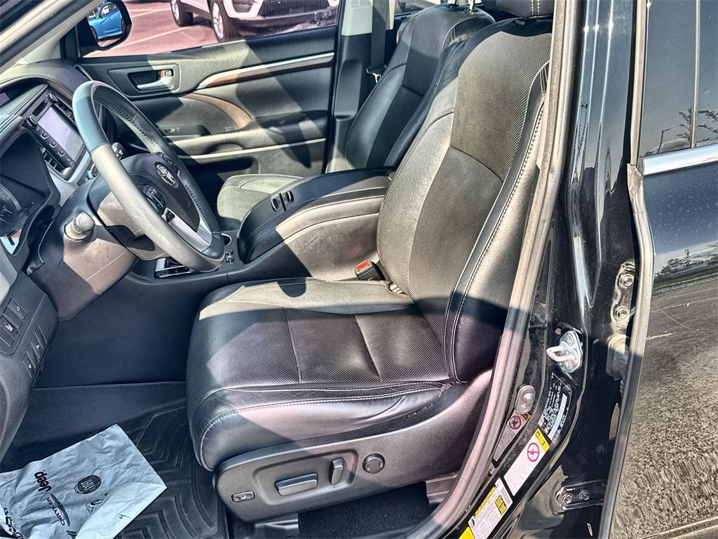 used 2016 Toyota Highlander car, priced at $23,900