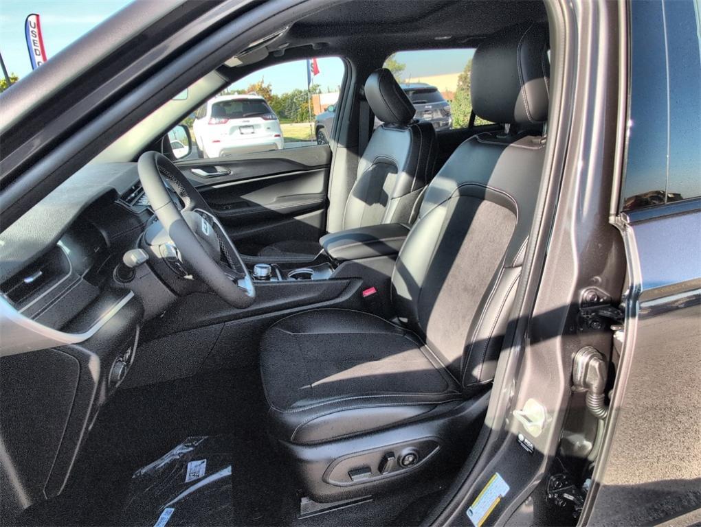 new 2025 Jeep Grand Cherokee car, priced at $43,159
