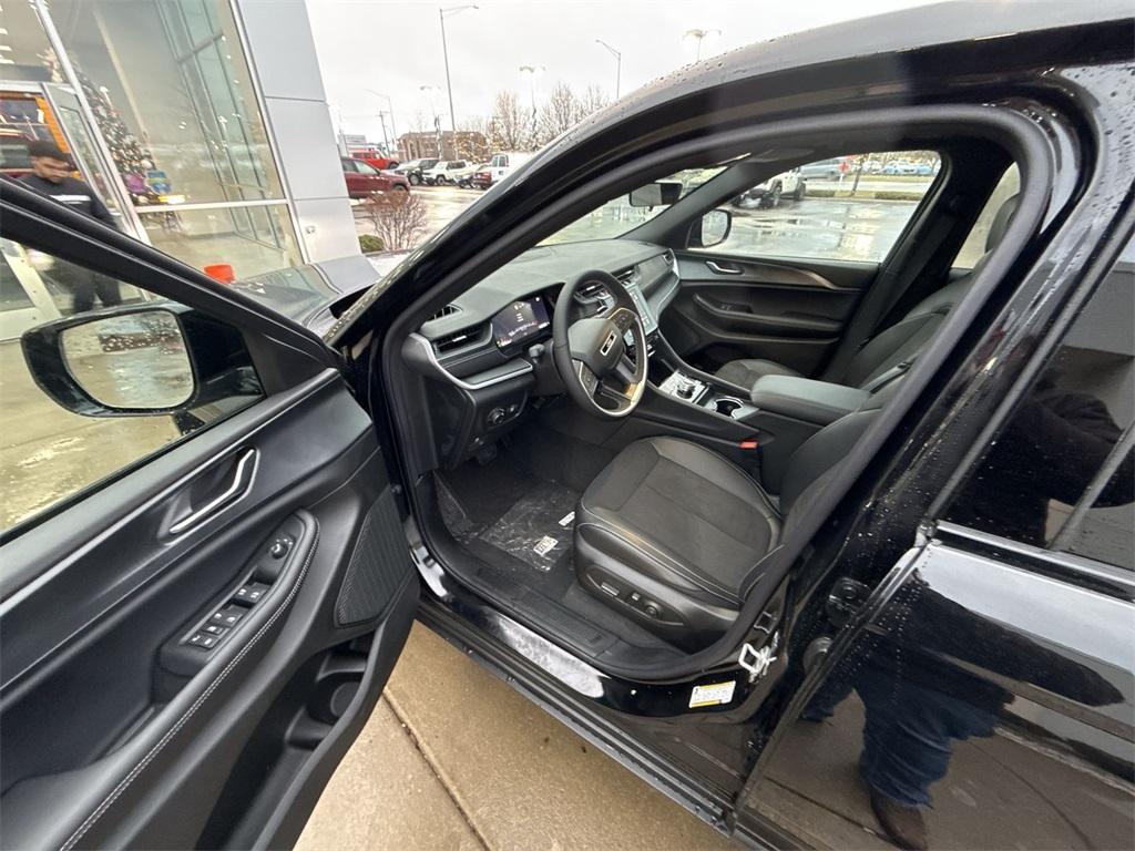 new 2025 Jeep Grand Cherokee car, priced at $45,193