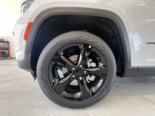 new 2025 Jeep Grand Cherokee car, priced at $45,140