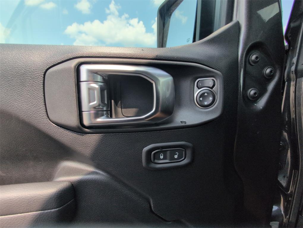 new 2025 Jeep Wrangler car, priced at $43,876