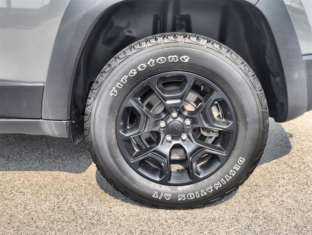 used 2022 Jeep Cherokee car, priced at $25,400
