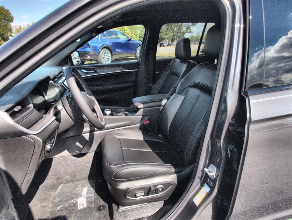 new 2025 Jeep Grand Cherokee car, priced at $46,970