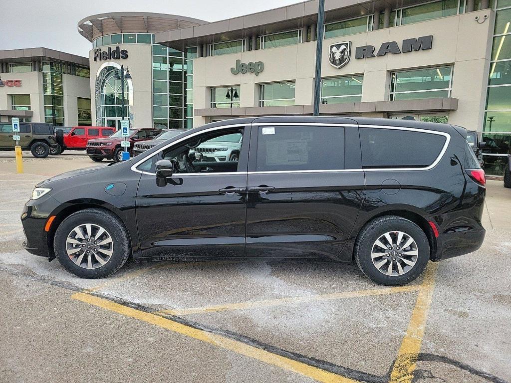 new 2025 Chrysler Pacifica Hybrid car, priced at $53,006