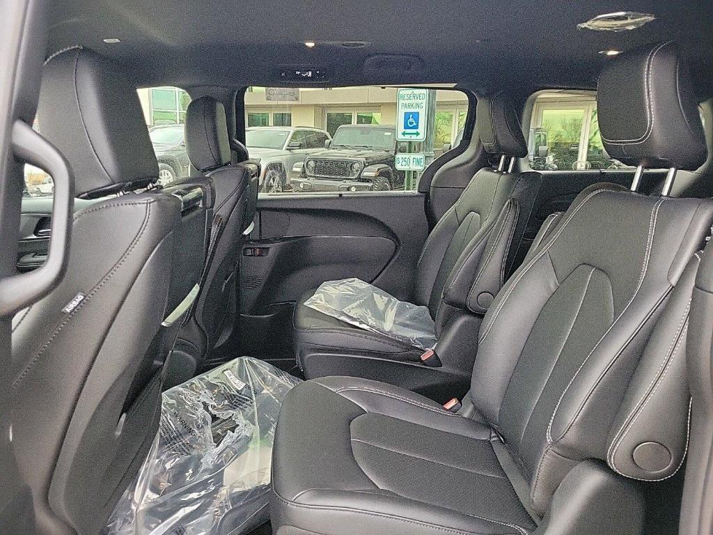 new 2025 Chrysler Pacifica Hybrid car, priced at $53,006