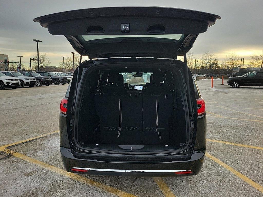 new 2025 Chrysler Pacifica Hybrid car, priced at $49,765
