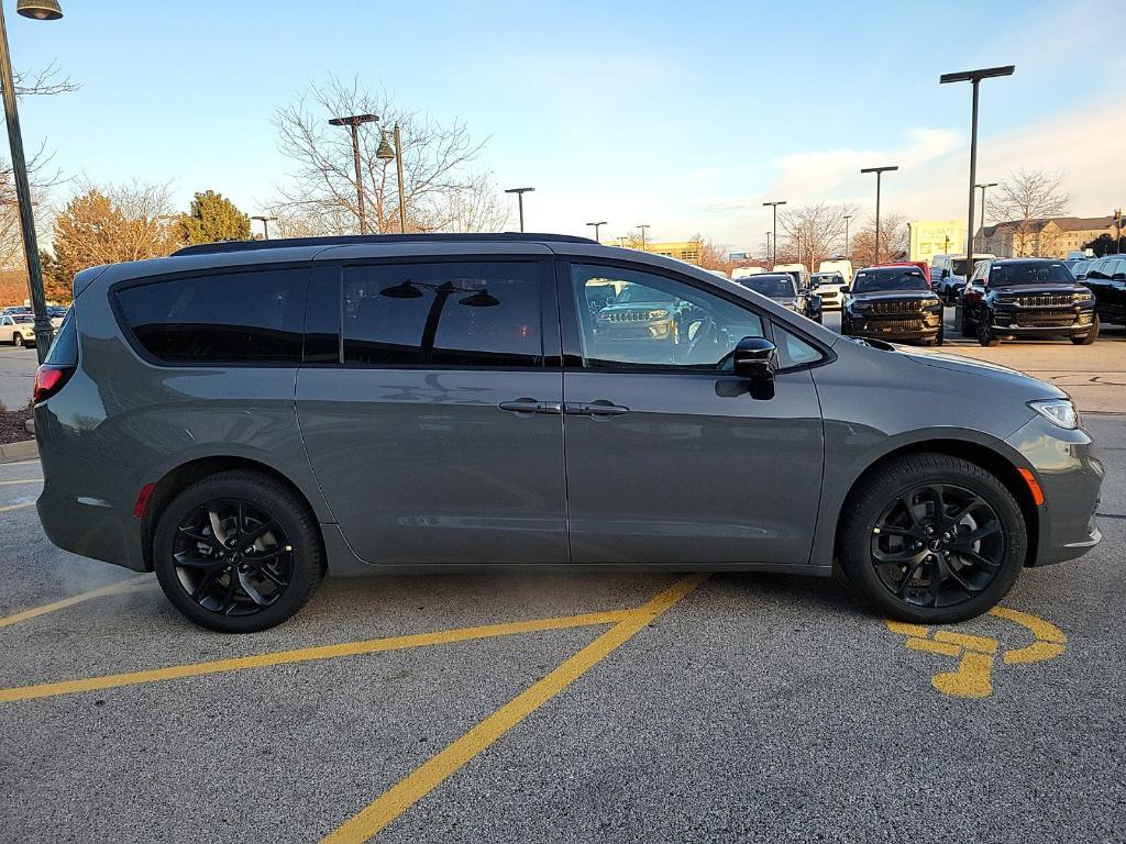 new 2025 Chrysler Pacifica car, priced at $50,637